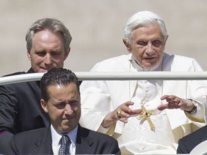 El Papa este mi&eacute;rcoles en la plaza de San Pedro con su mayordomo (con corbata) y su secretario personal. 