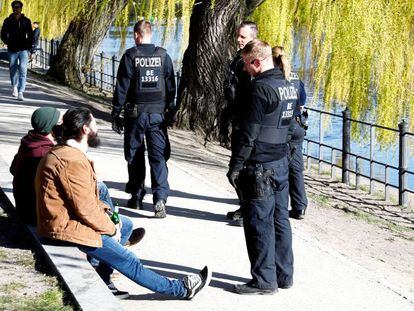Policías patrullando en un parque de Berlín este fin de semana.
