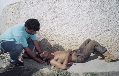 Un habitante de Ocosingo asiste a un guerrillero del EZLN herido durante los enfrentamientos, el 4 de enero de 1994.