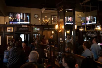 Clientes de un pub de Londres siguen el primer discurso de Carlos III el viernes 9 de septiembre. 