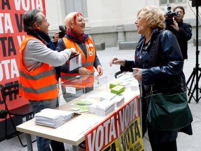 Manuela Carmena vota en el Ayuntamiento de Madrid, este lunes.