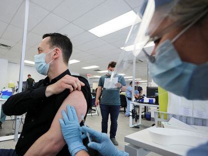 Un hombre se vacuna frente a la viruela del mono en Montreal (Canada), donde las autoridades han empezado a ofrecer esta posibilidad a la población de riesgo.