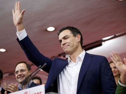 Pedro Sánchez saluda a sus seguidores en la sede de Ferraz tras conocerse los resultados electorales, en 2019.