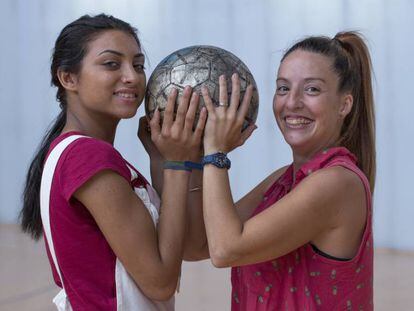 Maite Cano (izquierda) y Leticia Carmona, árbitras de fútbol.