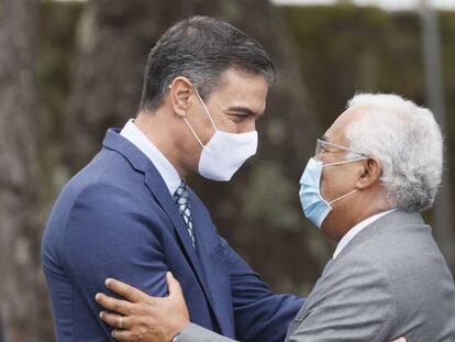 El presidente del Gobierno, Pedro Sánchez (i), recibe al primer ministro portugués, António Costa, antes de clausurar el III Foro La Toja-Vínculo Atlántico, este viernes en la localidad pontevedresa de O Grove. 