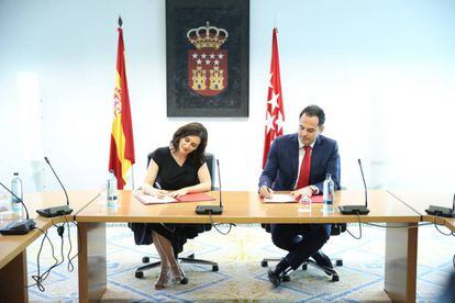 Isabel Díaz Ayuso e Ignacio Aguado firman el acuerdo entre PP y Ciudadanos en la Asamblea de Madrid.
