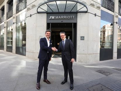 Javier Illán, consejero delegado de la socimi MIllenium, propietaria del hotel JW Marriott, y Antonio Catalán, presidente de AC Hoteles by Marriott, en la inauguración del hotel el pasado mes de marzo.