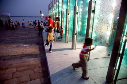 Los 2,5 kilómetros del Malecón Simón Bolívar no miran al mar, sino al río Guayas. Se trata de una de las mejores avenidas de la ciudad ecuatoriana, con los mejores hoteles, monumentos como el Hemiciclo de la Rotonda o la Torre Morisca, centros culturales y barcos para recorrer la ciudad a través de su río. El Malecón es el sitio más visitado de la ciudad de Guayaquil, con una media de 1,6 millones de personas al mes. En la foto, el monumento Malecón Matrix, que recoge los nombre de los donantes de una reciente rehabilitación del paseo.