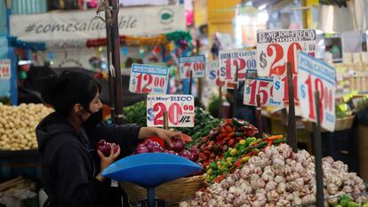 Una mujer vende verduras en un mercado de Ciudad de México, en diciembre de 2021.