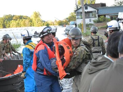 Los equipo de rescate evacuan a residentes en la zona afectada por el tifón en Kawagoe (Japón).