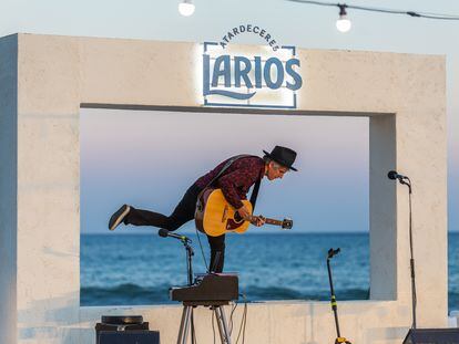 Mikel Erentxun durante su concierto en Atarceres Larios.