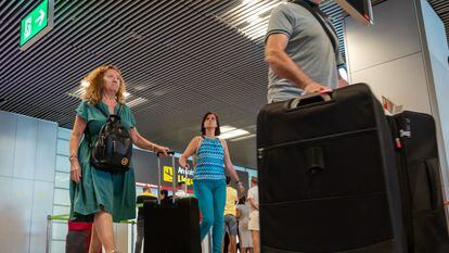 Varios viajeros llegan al aeropuerto Adolfo Suárez Madrid Barajas, este lunes.