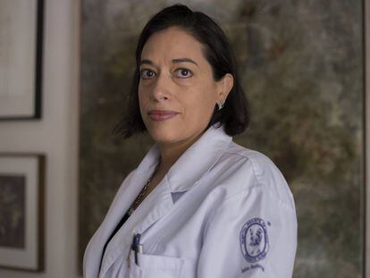 La doctora Mara Madeiros, en su casa en la Ciudad de México. 