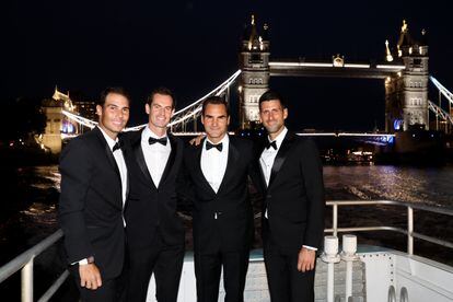 Nadal, Murray, Federer y Djokovic posan sobre el río Támesis.