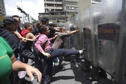Protesta por la falta de suministros de alimentos en Caracas, en junio. 