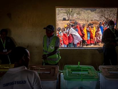 Los masáis esperan para emitir sus votos en el condado de Kajiado (Kenia), este martes.