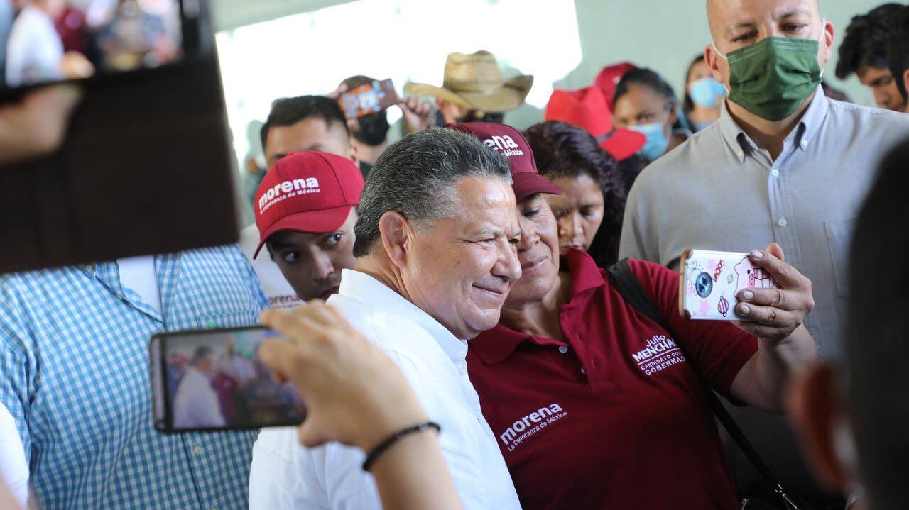 El candidato de Morena a la gobernatura de Hidalgo, Julio Menchaca, se toma una selfi con una seguidora, en un evento de campaña el 26 de mayo.