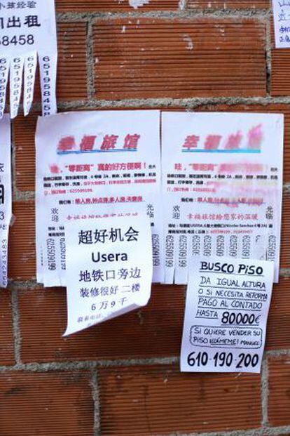 Anuncios de compraventa que mezclan español y chino en Usera.
