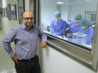 Ignacioa Escuder, padre de una ni&ntilde;a con una enferemdad rara, frente a la instalaciones del hospital donde preparan el medicamento que toma su hija el mi&eacute;rcoles pasado.