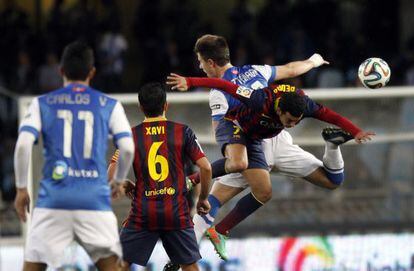 Pedro salta a por el balón con Gaztañaga