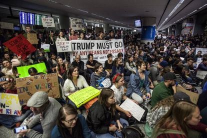 Protesta en el aeropuerto de San Francisco a la que se uni&oacute; Sergey Brin, cofundador de Google.