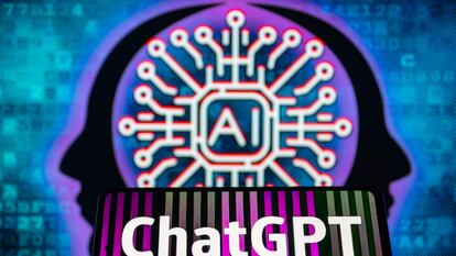 ChatGPT en una pantalla de móvil, con cerebro de IA al fondo.