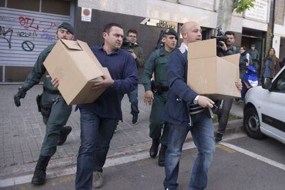 Nueve detenidos por presunta malversación en las obras AVE. La Guardia Civil registra las oficinas de Corsan en Barcelona.