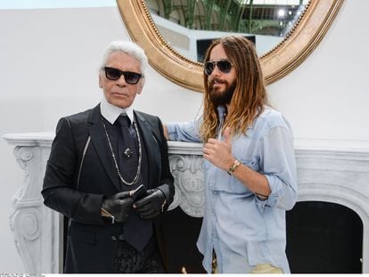 Karl Lagerfeld junto a Jared Leto durante la semana de la alta costura de París, en 2014.