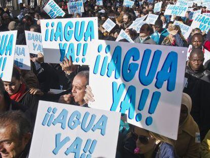Manifestantes, durante la protesta de Huelva.