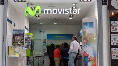 Varios clientes, en una tienda de Movistar.