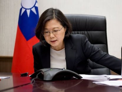 La presidente de Taiwan, Tsai Ing-wen, mientras habla con Donald Trump.