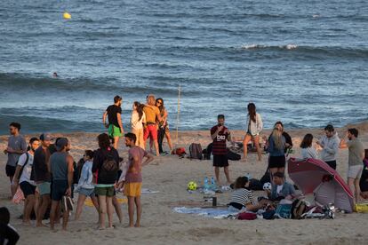 Jóvenes en la playa de la Marbella.