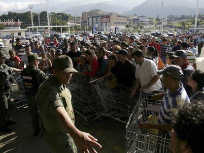 Guardias nacionales controlan la entrada de un supermercado privado en San Crist&oacute;bal. / e. ram&iacute;rez (REUTERS)