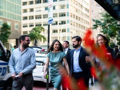 Karamanos camina en Nueva York con su pareja, el presidente chileno Gabriel Boric, en el marco de la 77 Asamblea general de la ONU.
