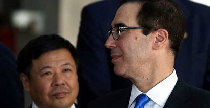 Zhu Guangyao, viceministro chino de Finanzas, y el secretario del Tesoro de EE UU, Steven Mnuchin, en una cumbre del G20 en Buenos Aires, el 19 de marzo.