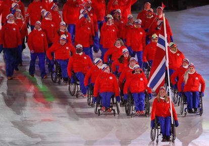 Birgit Skarstein de Noruega porta la bandera nacional durante la ceremonia de apertura, el 9 de marzo de 2018.