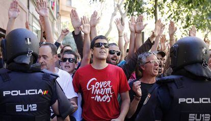 Simpatizantes de la CUP en la concentración frente a su sede el pasado 20 de septiembre con motivo de los registros policiales.