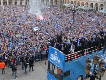 La multitud saluda la llegada del autob&uacute;s del Deportivo a la Plaza de Mar&iacute;a Pita.