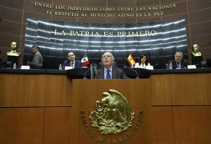 El primer ministro de Exteriores español tras el franquismo, Marcelino Oreja, esta martes en el Senado mexicano.