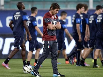 El seleccionador italiano, Antonio Conte, en un entrenamiento de Italia.