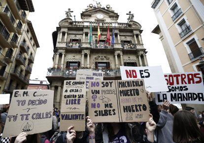 El grito de "No es abuso, es violación" ha vuelto a escucharse en Pamplona, donde medio millar de estudiantes se han concentrado en la plaza Consistorial en respuesta a la movilización que impulsa el Sindicato de Estudiantes y la plataforma Libres y Combativas.