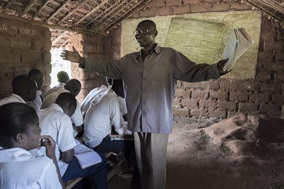 El profesor Marcel Kanvua, pese a las precarias condiciones e infraestructuras, imparte clases con pasión a su alumnado de educación secundaria en la Escuela 4 du Janvier de Ngandanjika.