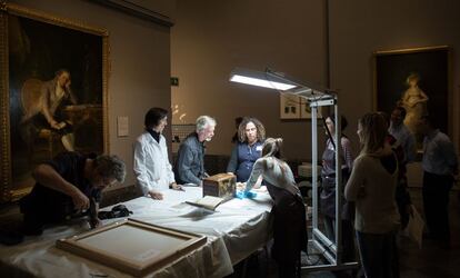 Miguel Ángel Blanco supervisa la instalación de una caja del Museo de Farmacia Hispana. A la izquierda, 'Gaspar Melchor de Jovellanos' y a la derecha 'La Condesa de Chinchón' de Francisco de Goya.