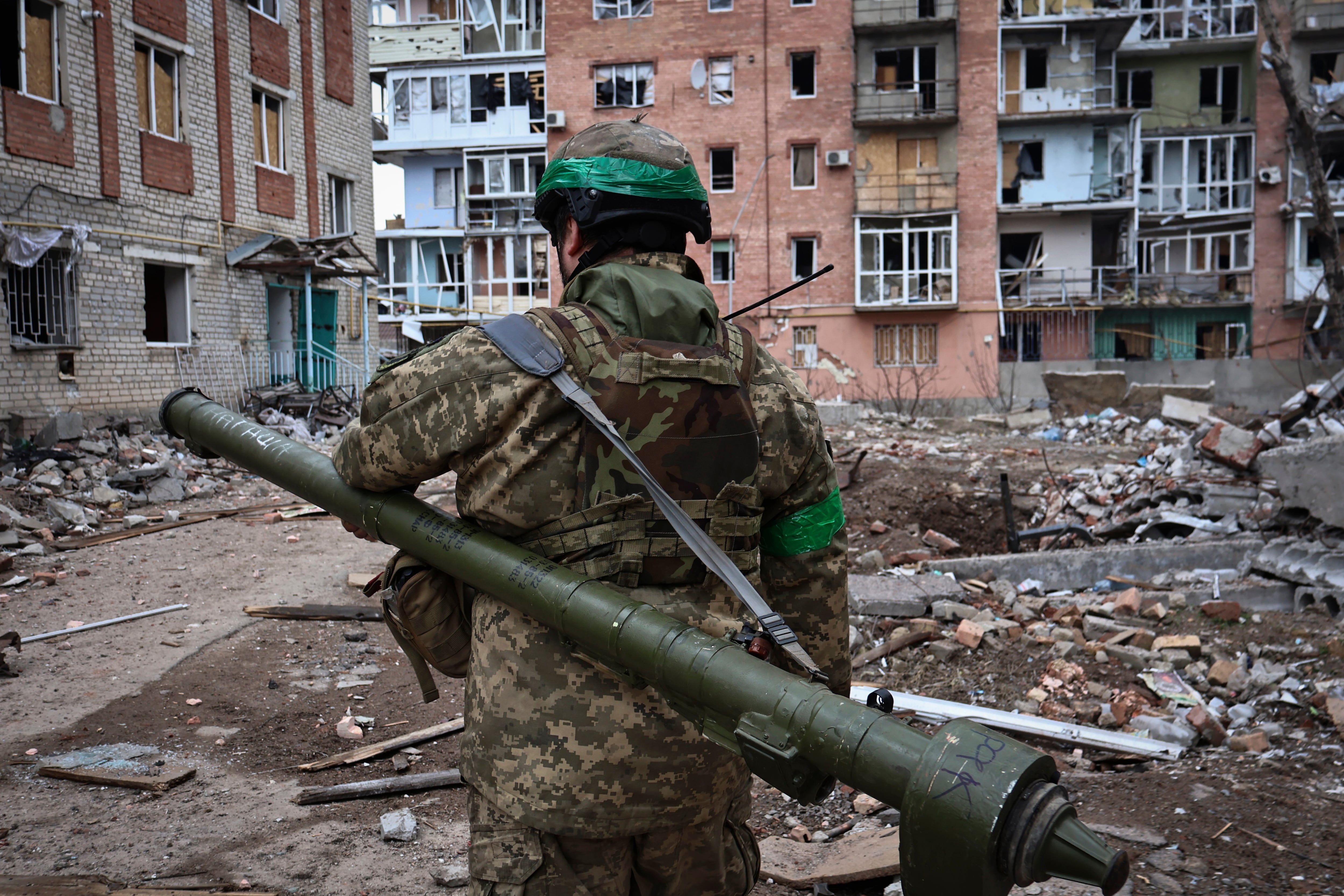 Un soldado ucranio carga un misil antiaéreo portátil en Bajmut, en la provincia de Donetsk.