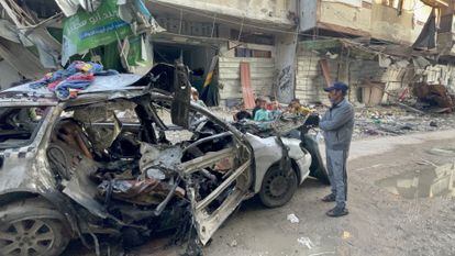 Vehículo atacado por ejército de Israel donde han muerto tres hijos y tres nietos de Ismail Haniya, líder político de Hamás, este miércoles en el campo de refugiados de Al Shati, en Ciudad de Gaza.