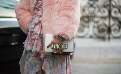 Detalle de un bolso de Dior.