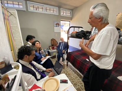 Jose Rubén Zamora recibe en su celda al relator especial para libertad de expresión de la CIDH, Pedro Vaca, y a la secretaria general, Tania Reneaum el 12 de febrero.