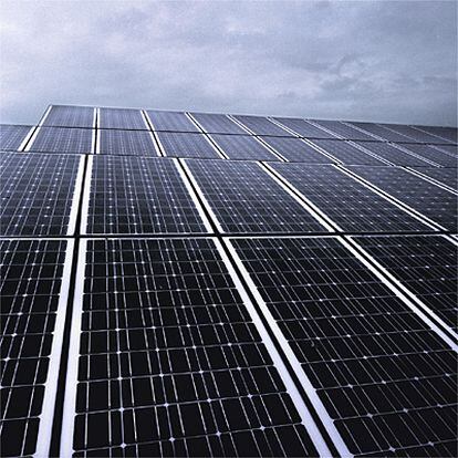La carrera por encontrar alternativas energéticas -baratas y limpias- a los combustibles fósiles, y especialmente al petróleo, resulta crucial. En la foto, placas solares, en el Instituto de Energía Solar de Madrid.