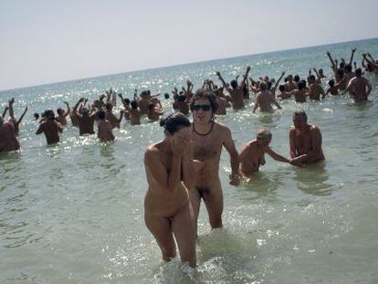 Dos bañistas salen del agua tras conseguir el récord, en Vera (Almería).