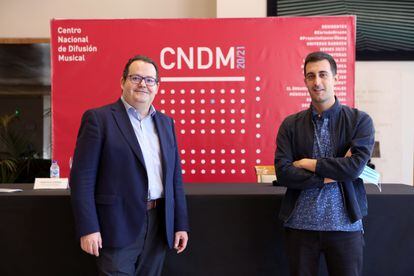 El director del CNDM, Francisco Lorenzo (izquierda), junto al compositor Joan Magrané, durante la presentación de la temporada.